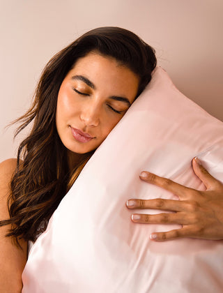 TAIE D’OREILLER EN SOIE DE MÛRIER – 100% Naturelle – Anti-Rides, Préserve l’Hydratation & Limite la Casse des Cheveux – Luxe & Confort Nocturne